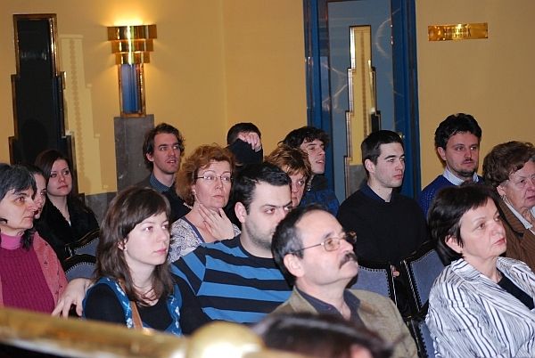 kozonsegbarkaujszinhaz