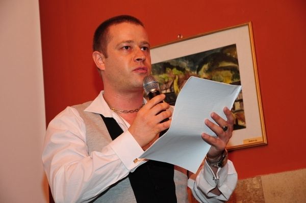 Kolozsvr_-_Orbn_Jnos_Dnes_rasztalfikban_lapul_rgnybl_olvasott_fel_1_copy