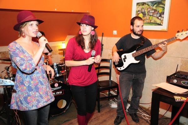 Kolozsvar_-_A_Kalapos_Band_szp_lnyai_nekelni_is_tudnak_1