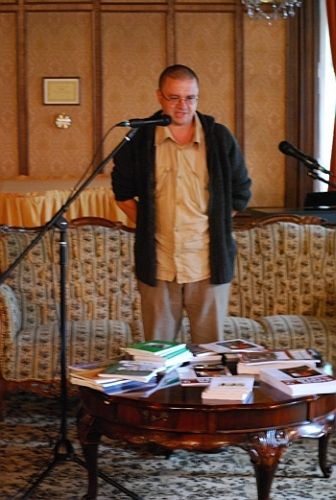 Lvtei_Lzr_Lszl_a_Szkelyfld_cm_folyiratot_mutatta_bejo