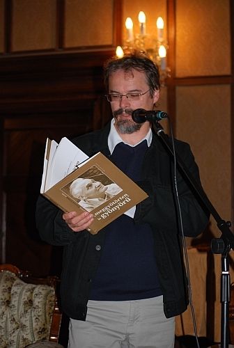 Elek_Tibor_a_szombati_Knydi_Sndor_letmvvel_foglalkoz_tallkozn_a_Pcsi_Gyrgyi_ltal_sszelltott_tavaly_megjelent_knyvet_mutatta_be