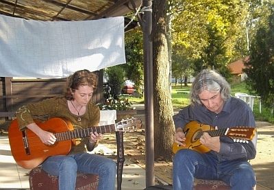 A_Hangraforg_egyttes_tagjai_a_templomi_fellpsre_melegtenek_mg_a_tborban