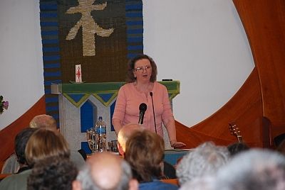 Jokai_Anna_eladst_tart_a_reformtus_templomban