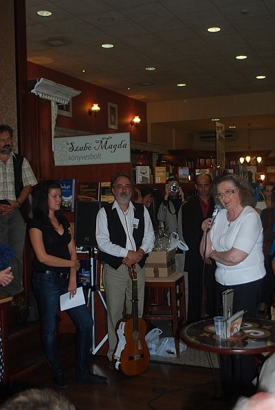 JkaiA_megnyitja_Kocsis_Csaba_killtsst_a_debreceni_Szab_Magda_Knyvesboltban