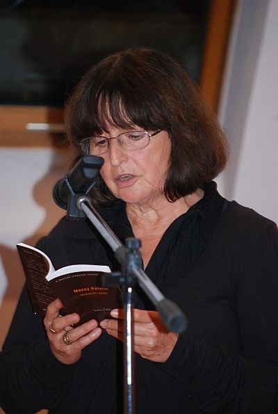 Mezey_Katalin_is_felolvasott_verseibl