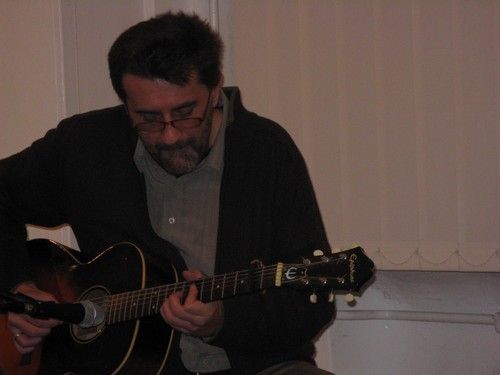 Bornemissza Ádám gitározik